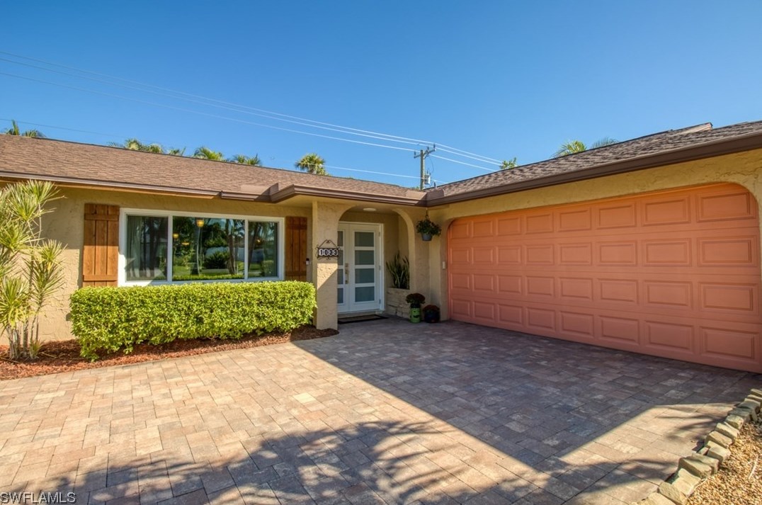 1033 Town And River Dr, Fort Myers, FL 33919-5915