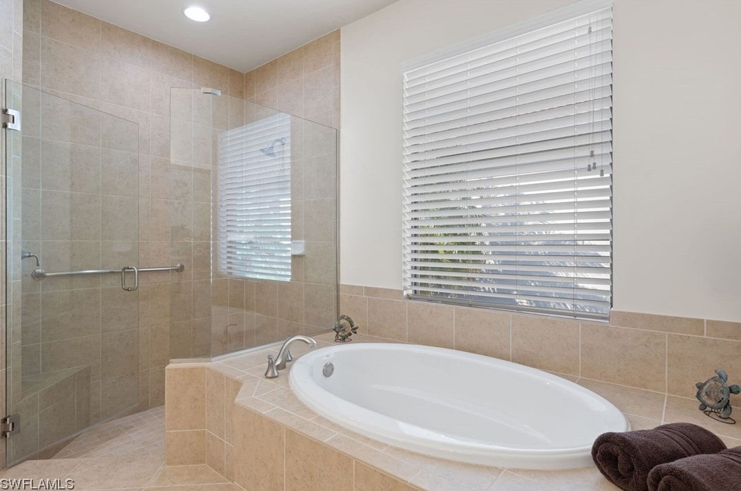 9933 Alhambra Ln, Bonita Springs FL  34135-0028 exterior