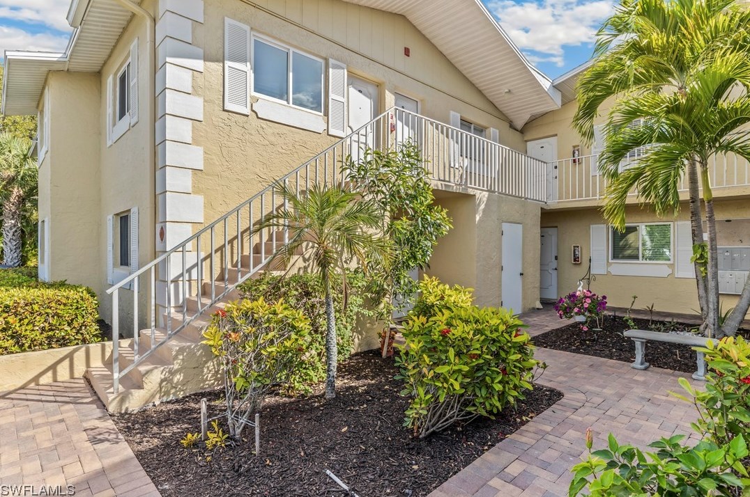 8127 Country Rd, Fort Myers, FL 33919-7111