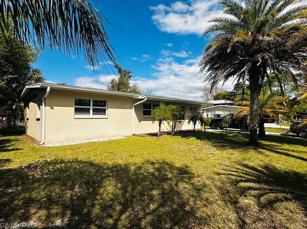 812 Camellia Dr, Fort Myers, FL 33903-5282