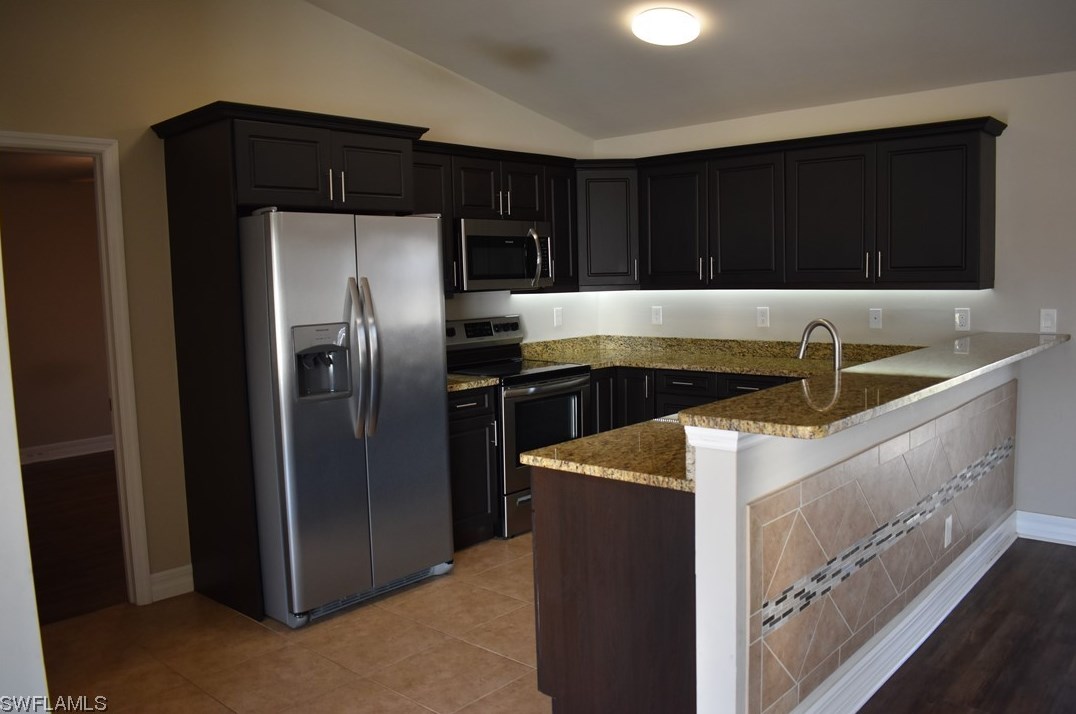 1217 13th Ter, Cape Coral, FL 33909-0014