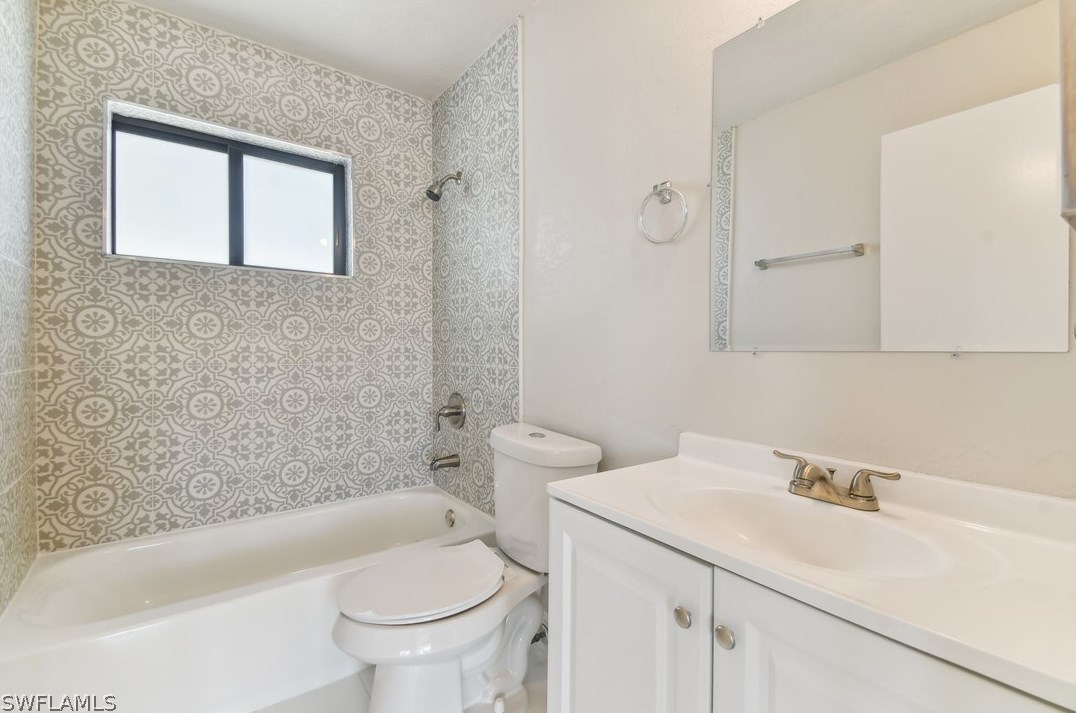 6659 Fiesta Way, Fort Myers FL  33919-6330 exterior