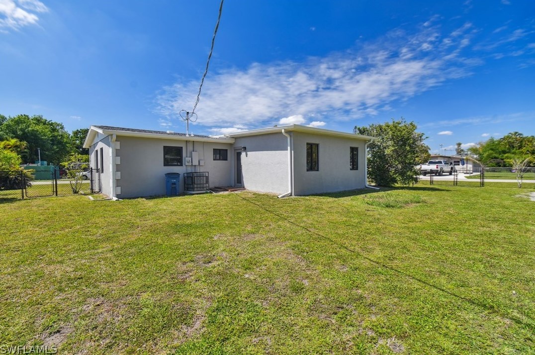 6659 Fiesta Way, Fort Myers FL  33919-6330 exterior
