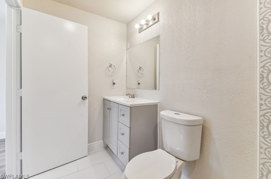 6659 Fiesta Way, Fort Myers FL  33919-6330 exterior