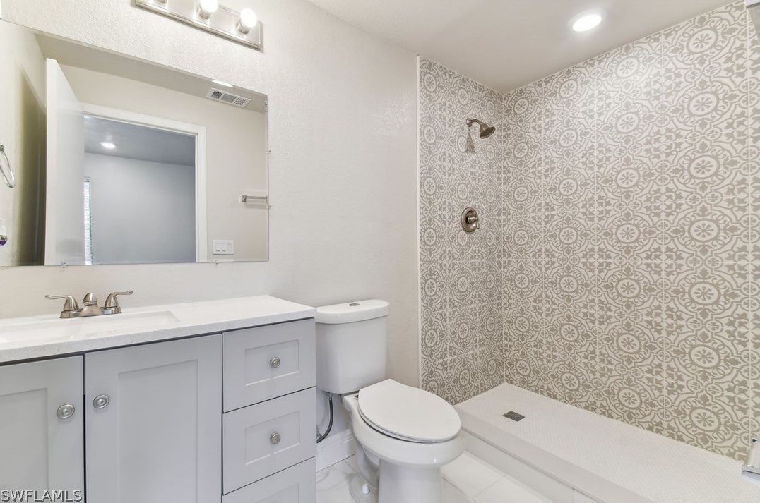 6659 Fiesta Way, Fort Myers FL  33919-6330 exterior