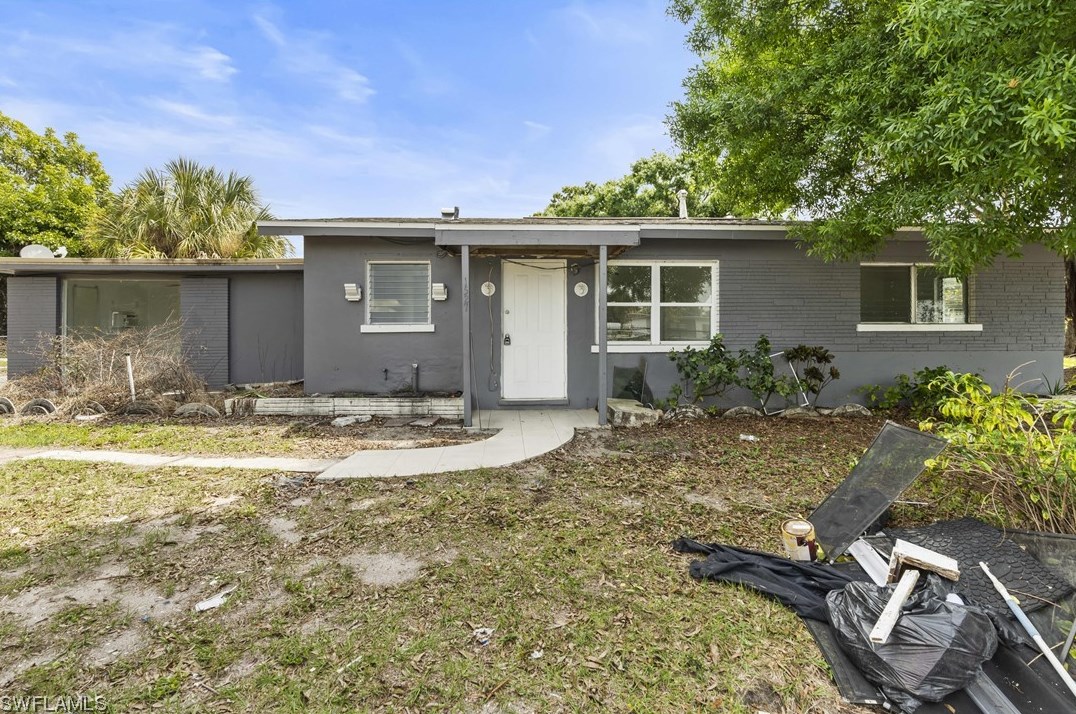 1527 Veronica S Shoemaker Blvd, Fort Myers, FL 33916-2151
