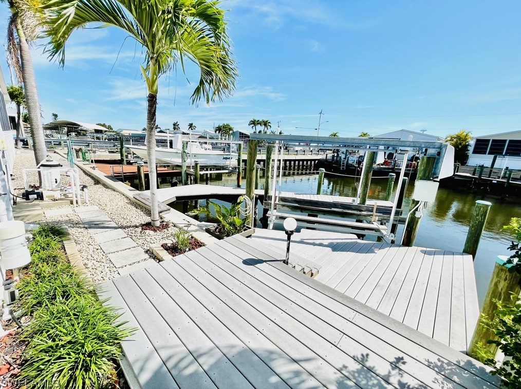 3064 Sloop Ln, Saint James City FL  33956-2319 exterior