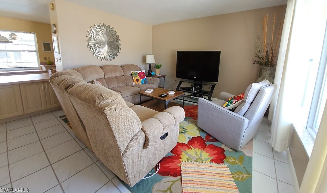 4912 9th Pl, Cape Coral, FL 33914-7393