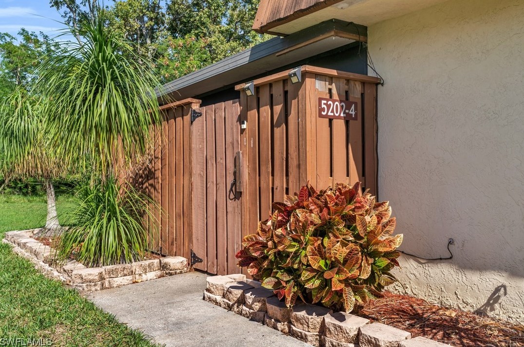 5202 Cedarbend Dr #4, Fort Myers, FL 33919