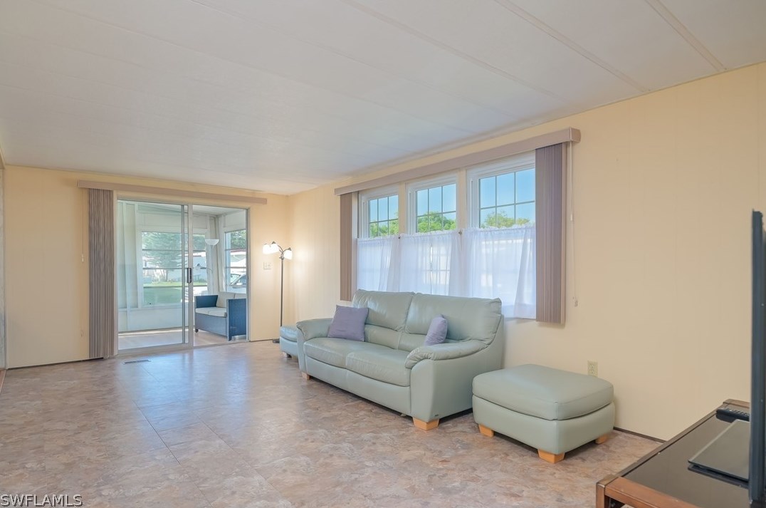 7 Elder St, Alva, FL 33920-5590