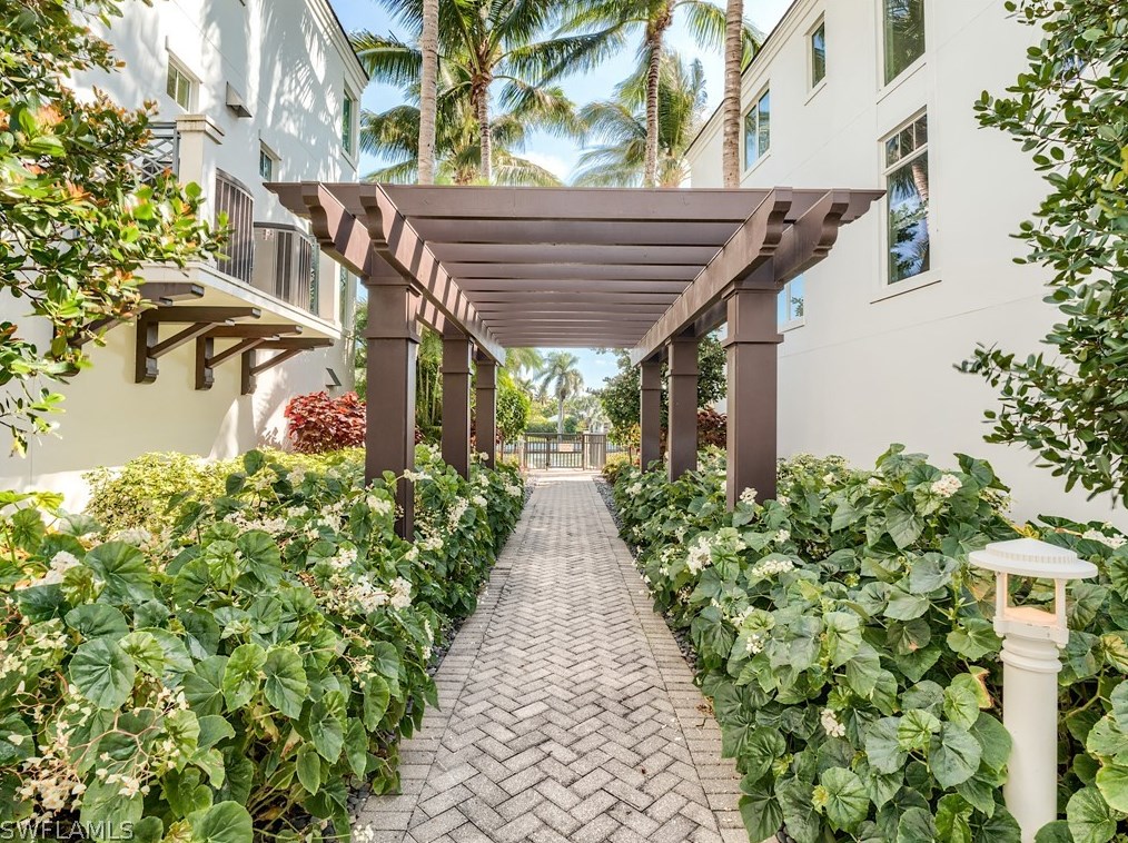 1724 Gulf Shore Blvd, Naples FL exterior