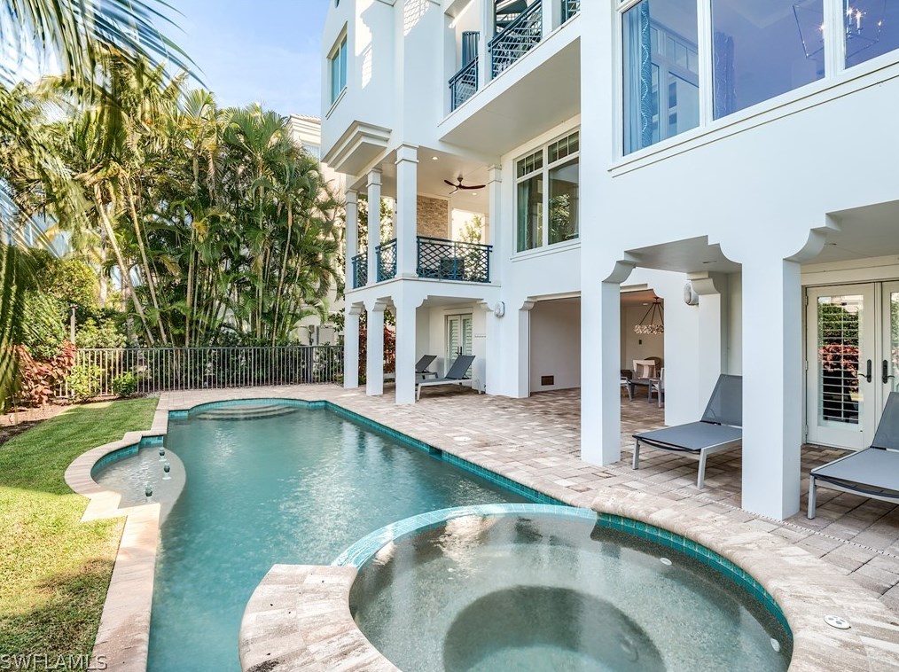 1724 Gulf Shore Blvd, Naples FL exterior