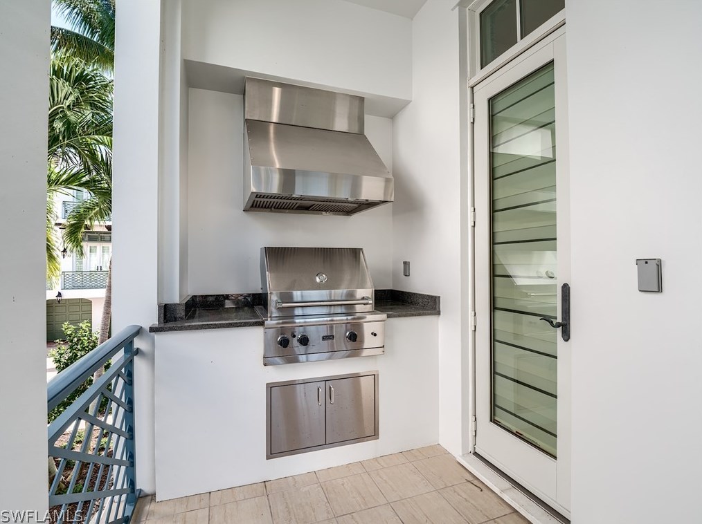 1724 Gulf Shore Blvd, Naples FL exterior