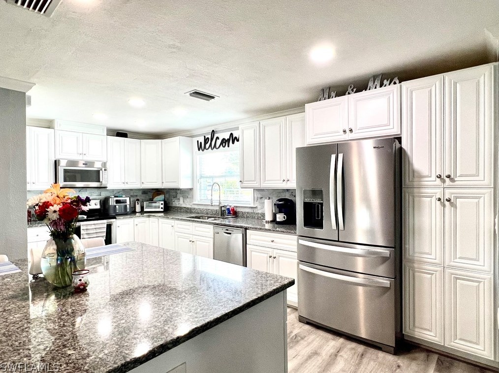 2225 Woodland Blvd, Fort Myers FL  33907-5936 exterior