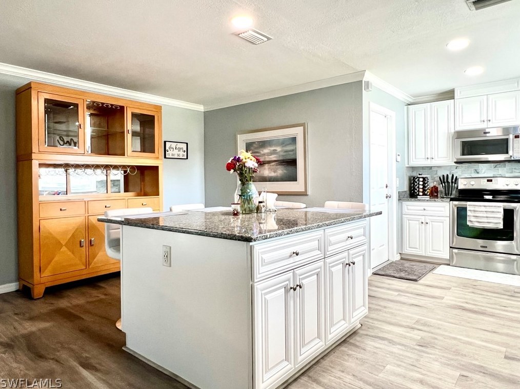 2225 Woodland Blvd, Fort Myers FL  33907-5936 exterior