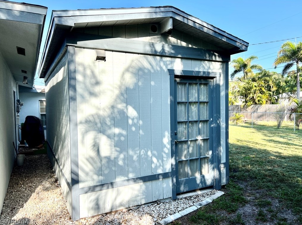 2225 Woodland Blvd, Fort Myers FL  33907-5936 exterior