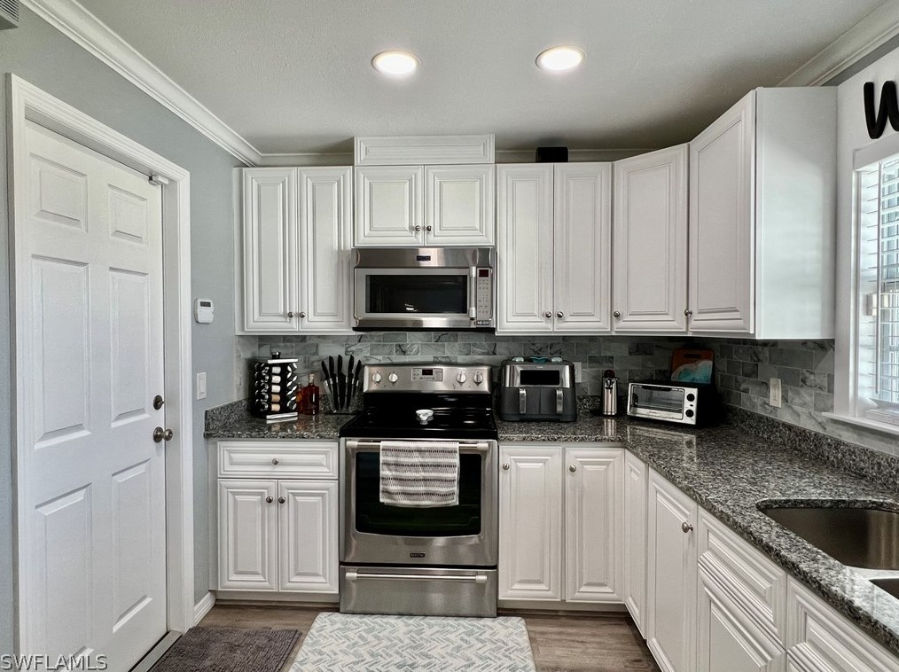 2225 Woodland Blvd, Fort Myers FL  33907-5936 exterior