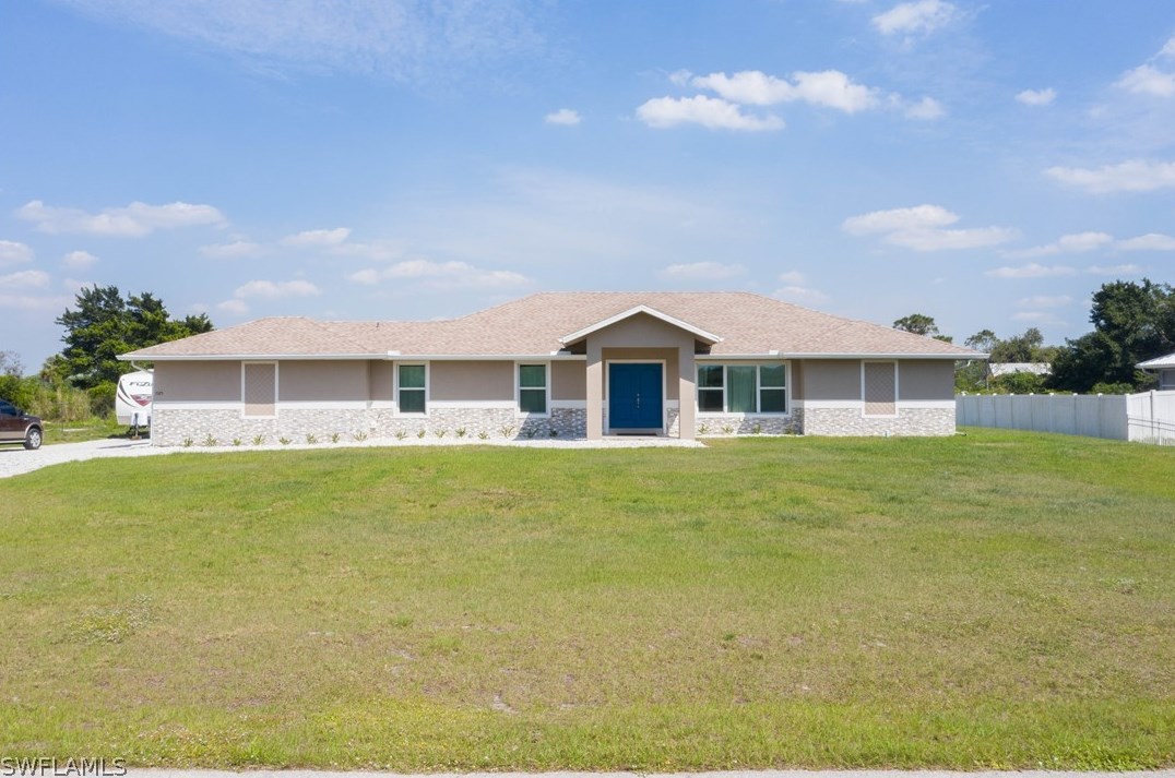 1525 Linwood Ave, Alva, FL 33920-3415