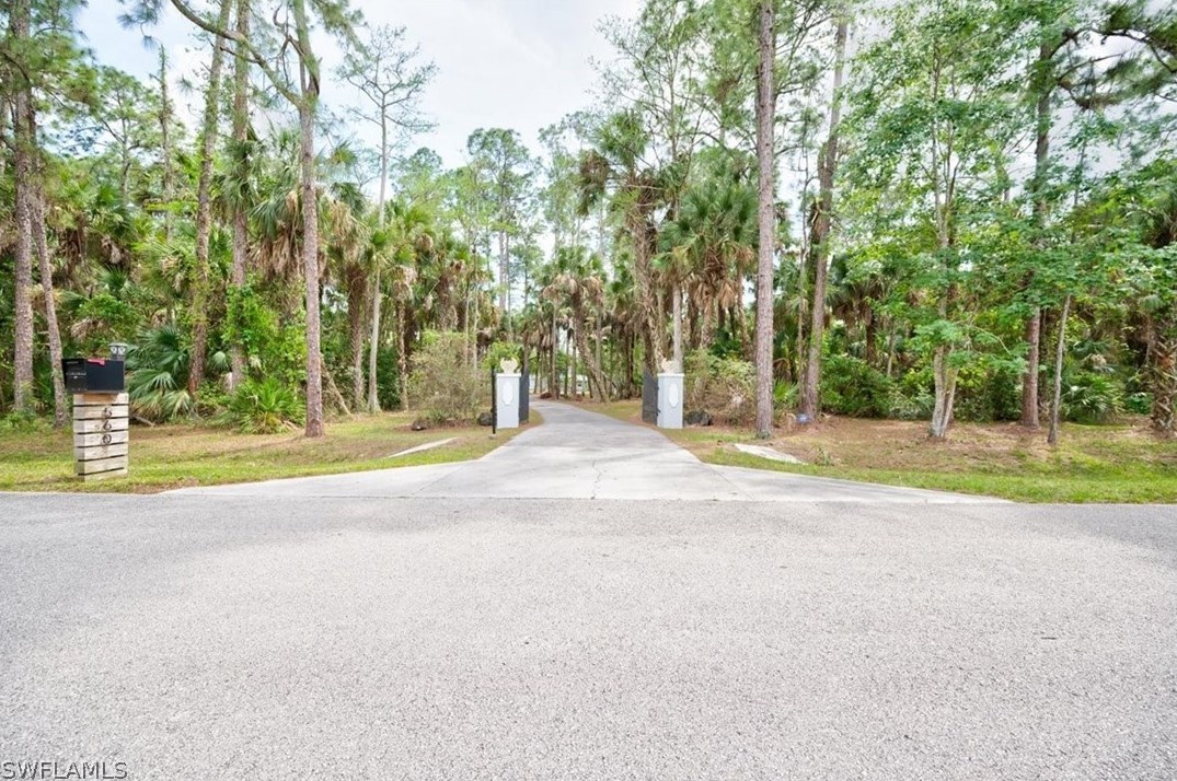 560 14th Ave, Naples, FL 34120-2554
