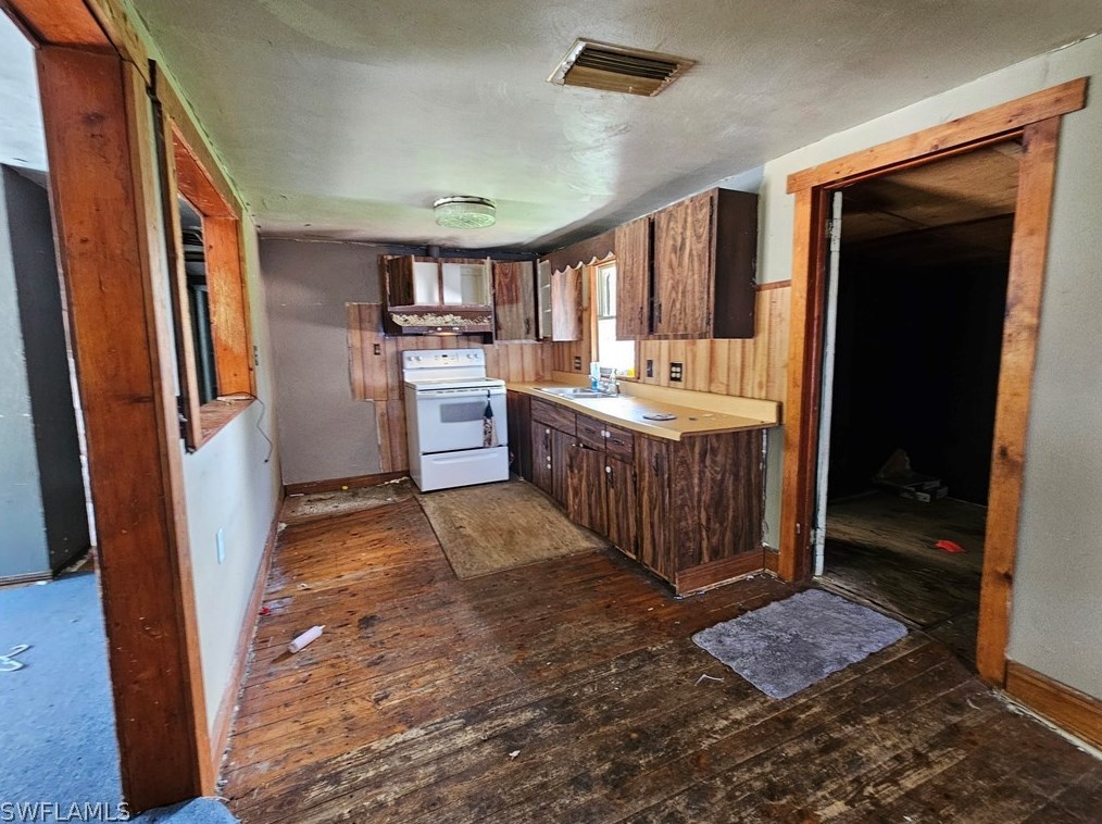 447 Clark St, Fort Myers, FL 33903