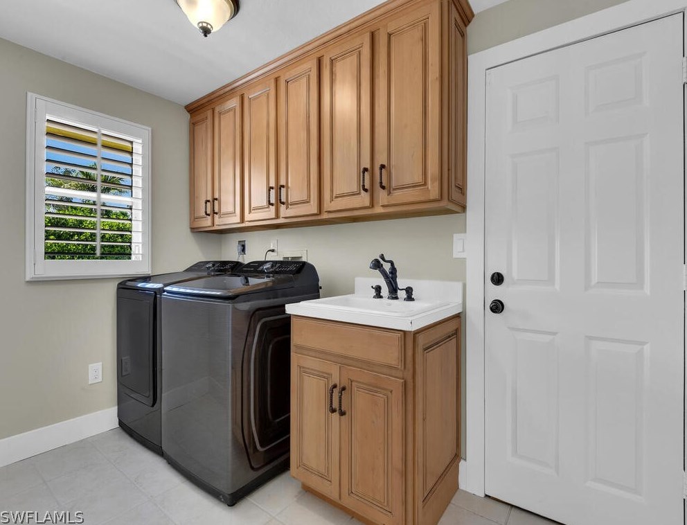 491 Cypress Way, Naples FL 34110-1107 exterior