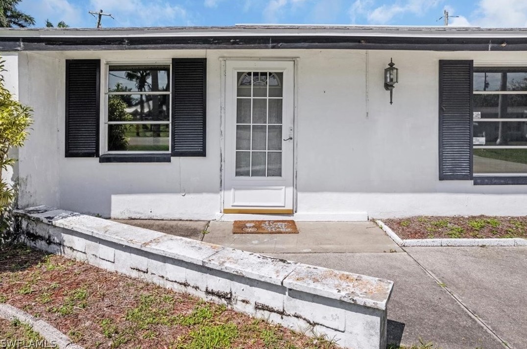 332 Rockledge Rd, Fort Myers, FL 33905-3002