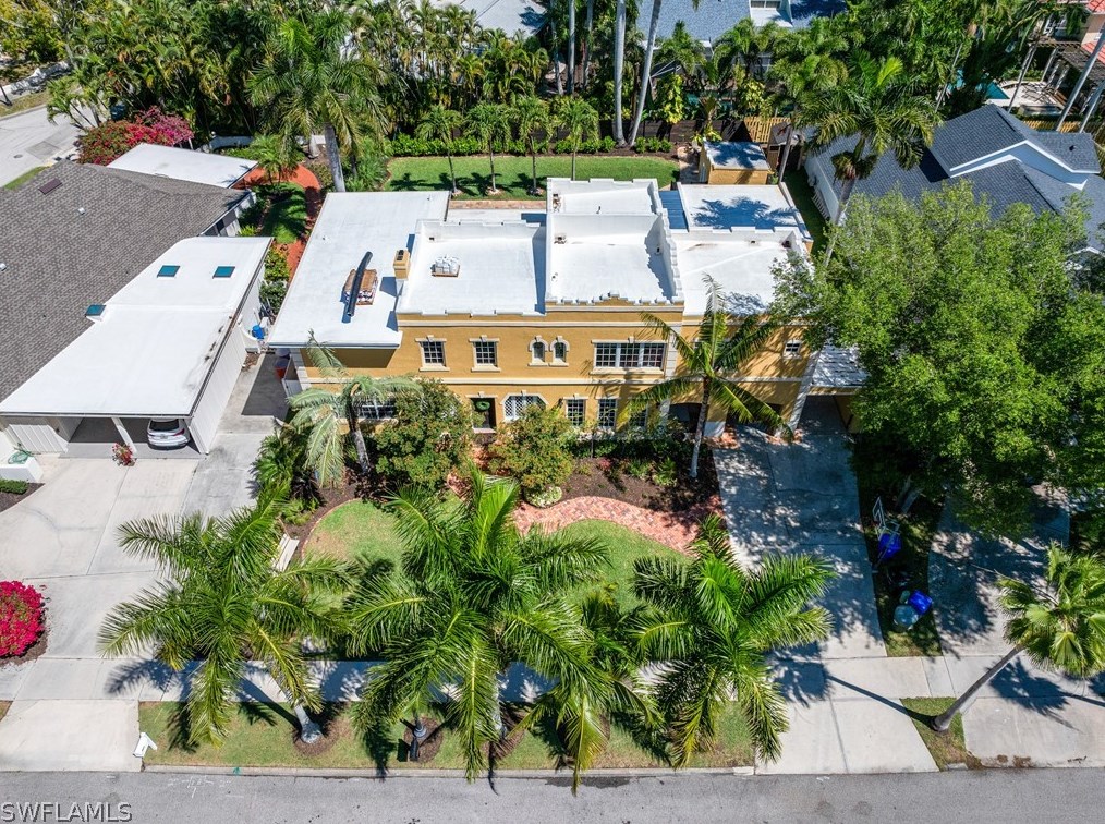 1221 Canterbury Dr, Fort Myers FL  33901-8762 exterior