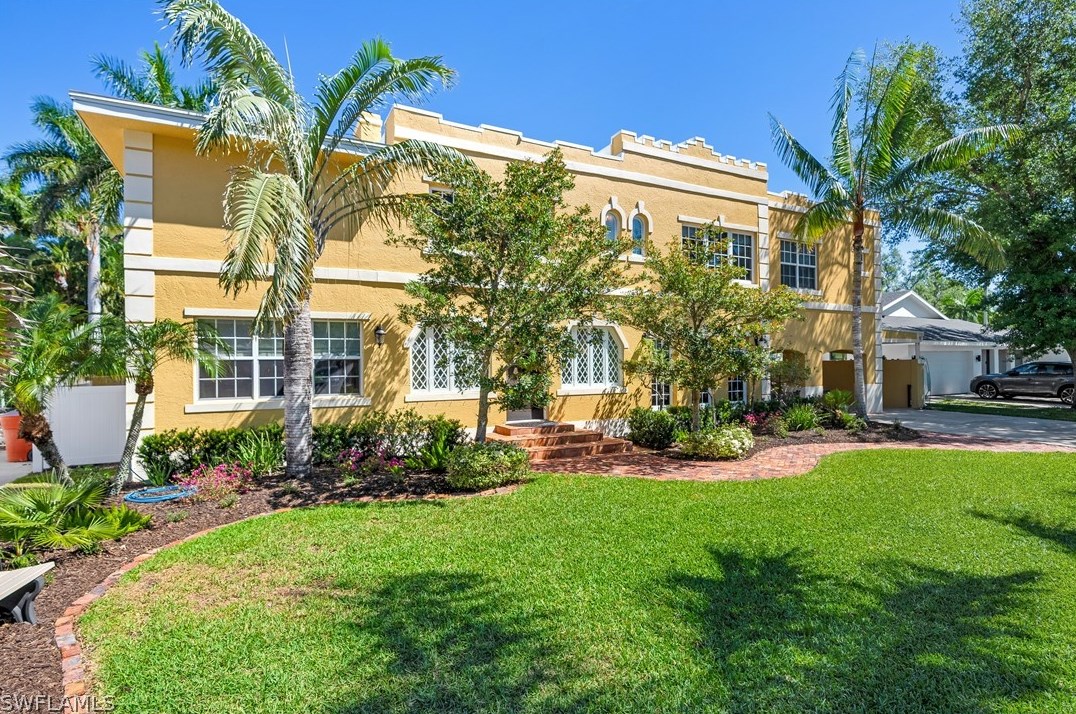 1221 Canterbury Dr, Fort Myers FL  33901-8762 exterior