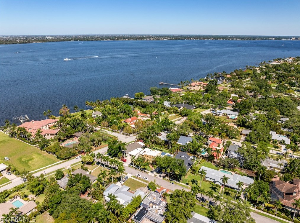 1221 Canterbury Dr, Fort Myers FL  33901-8762 exterior