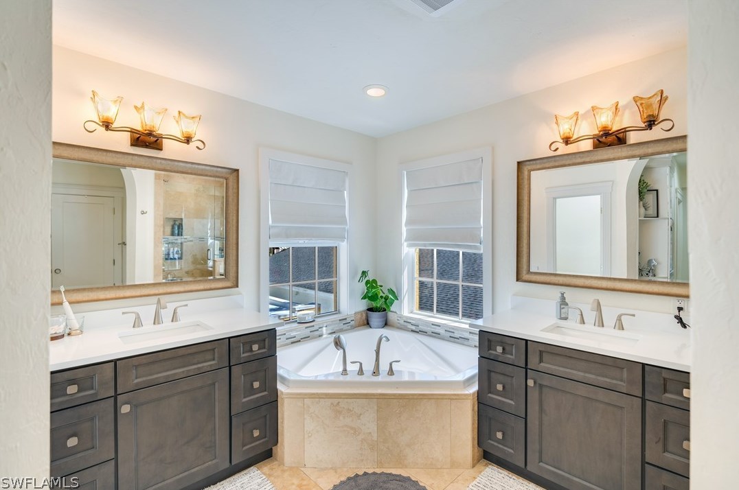 1221 Canterbury Dr, Fort Myers FL  33901-8762 exterior