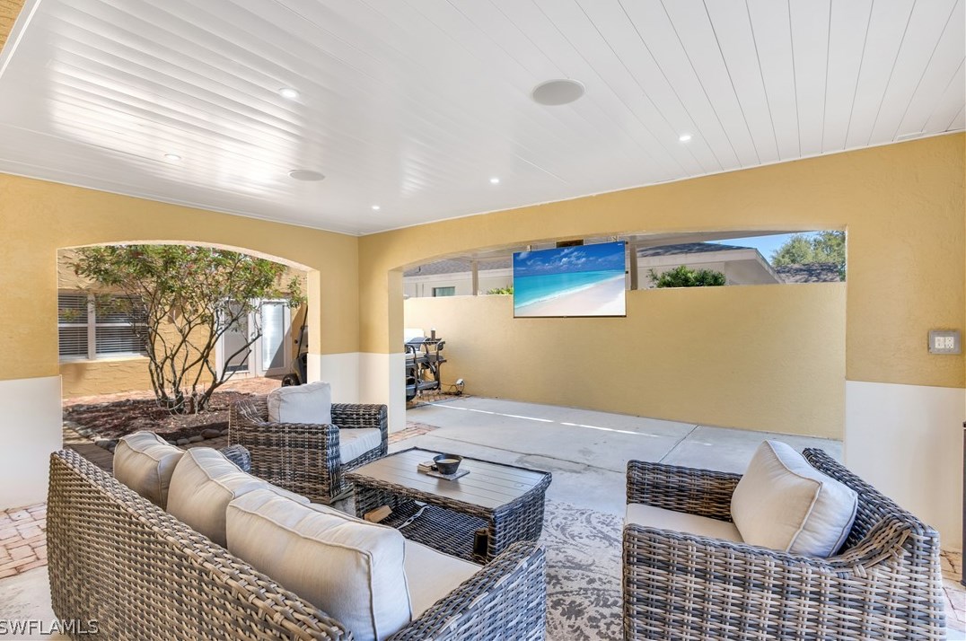 1221 Canterbury Dr, Fort Myers FL  33901-8762 exterior