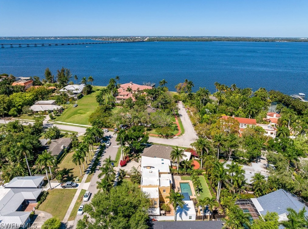 1221 Canterbury Dr, Fort Myers FL  33901-8762 exterior