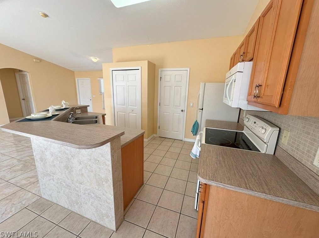 922 2nd Pl, Cape Coral FL  33909-1204 exterior