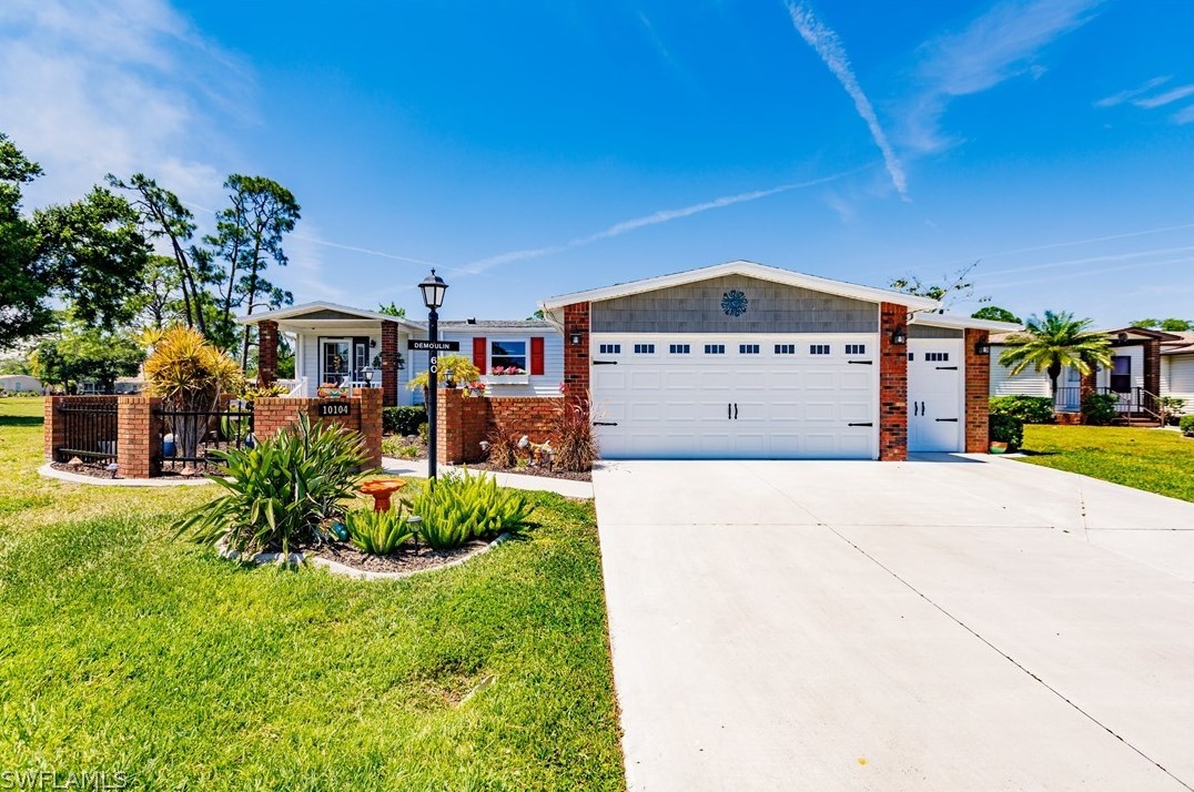 10104 Pine Lakes Blvd, Fort Myers, FL 33903-9081