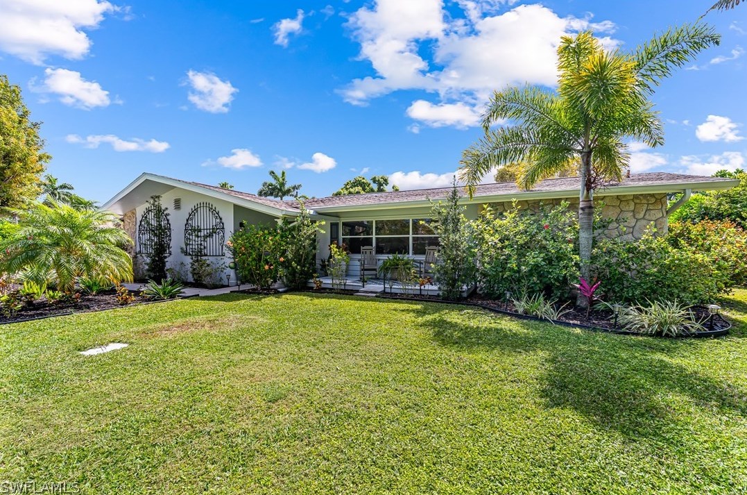 6519 Town And River Rd, Fort Myers, FL 33919-5907