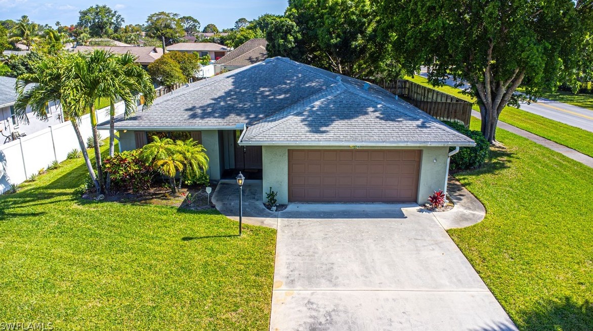 104 Johnnycake Dr, Naples, FL 34110-1310