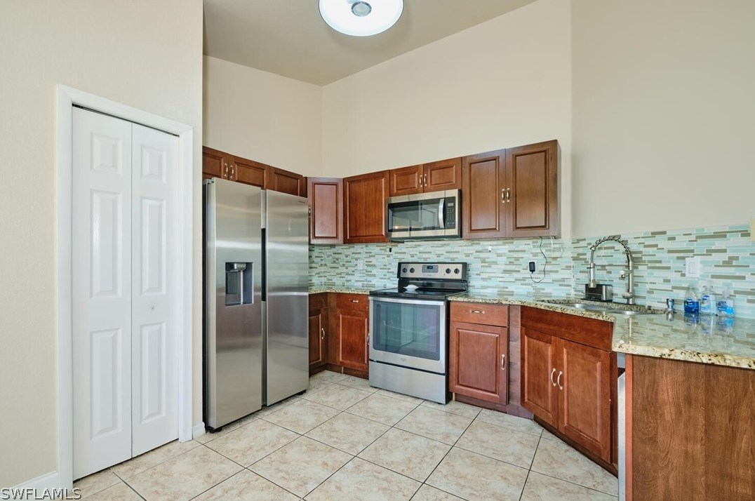 1018 Cavanagh Ave, Lehigh Acres, FL 33971