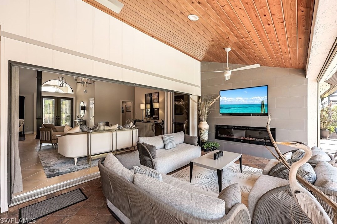 811 Bentwood Dr, Naples FL 34108-8204 exterior