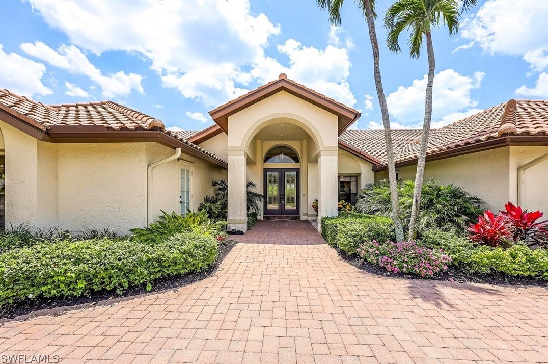 811 Bentwood Dr, Naples, FL 34108-8204