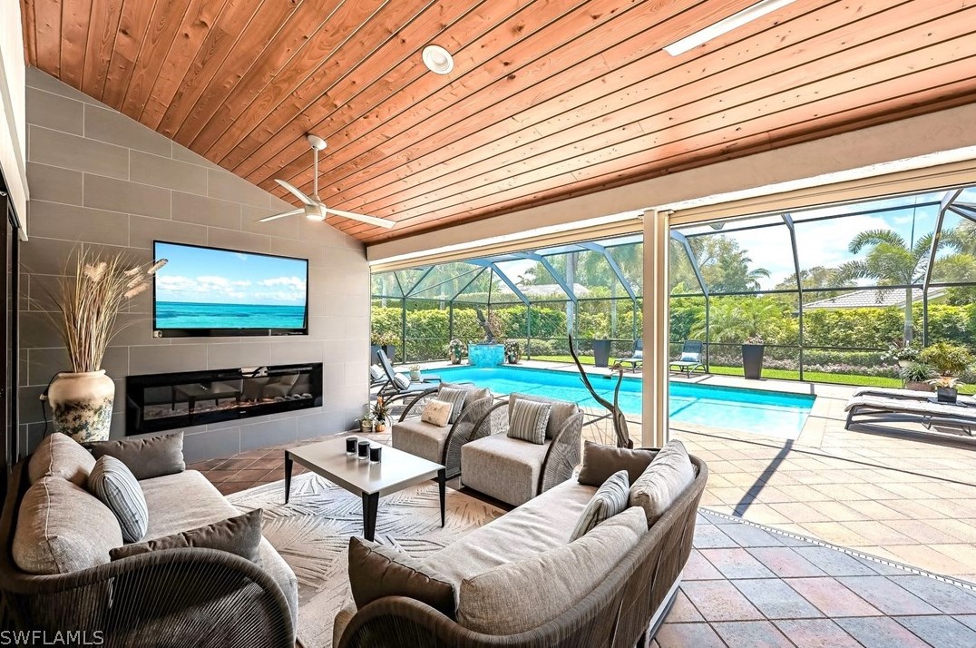 811 Bentwood Dr, Naples FL 34108-8204 exterior