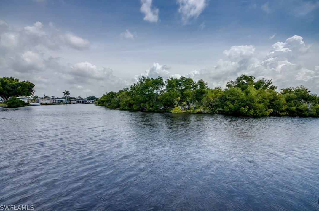 1294 Thompson St, Fort Myers, FL 33903-3606