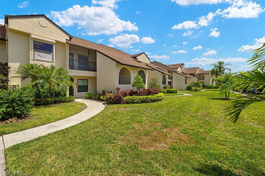 8430 Charter Club Cir, Fort Myers, FL 33919-6825
