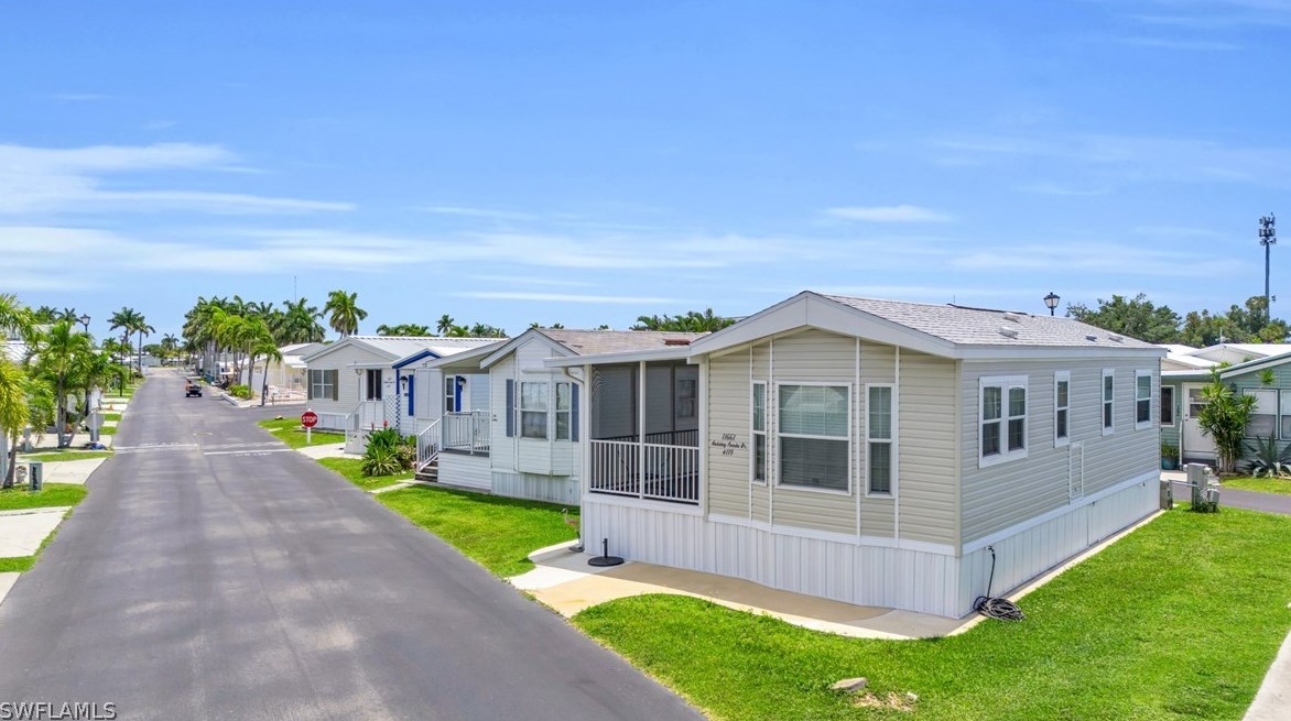 11661 Holiday Condo Dr, Fort Myers, FL 33908-8249