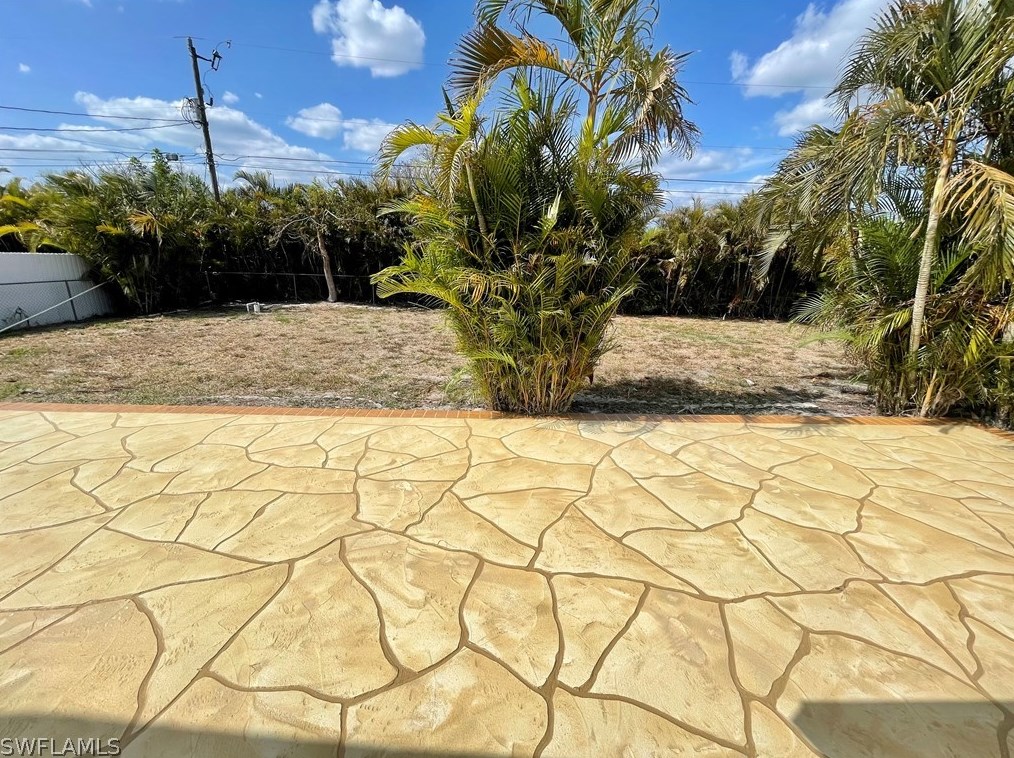 323 9th Ter, Cape Coral, FL 33993-1323
