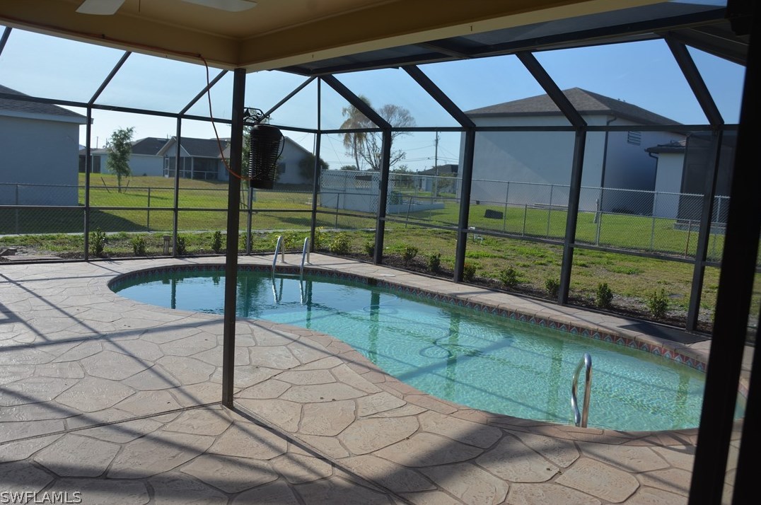 1013 11th St, Cape Coral, FL 33909-1436