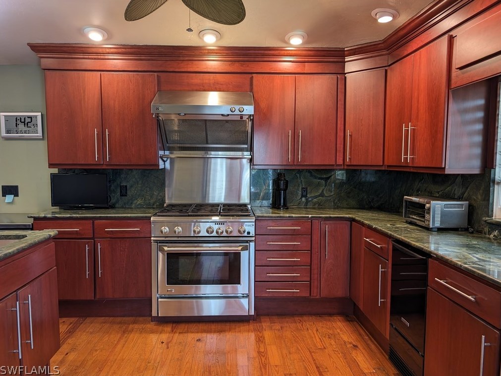 2404 Sapodilla Ln, Saint James City FL  33956-2044 exterior