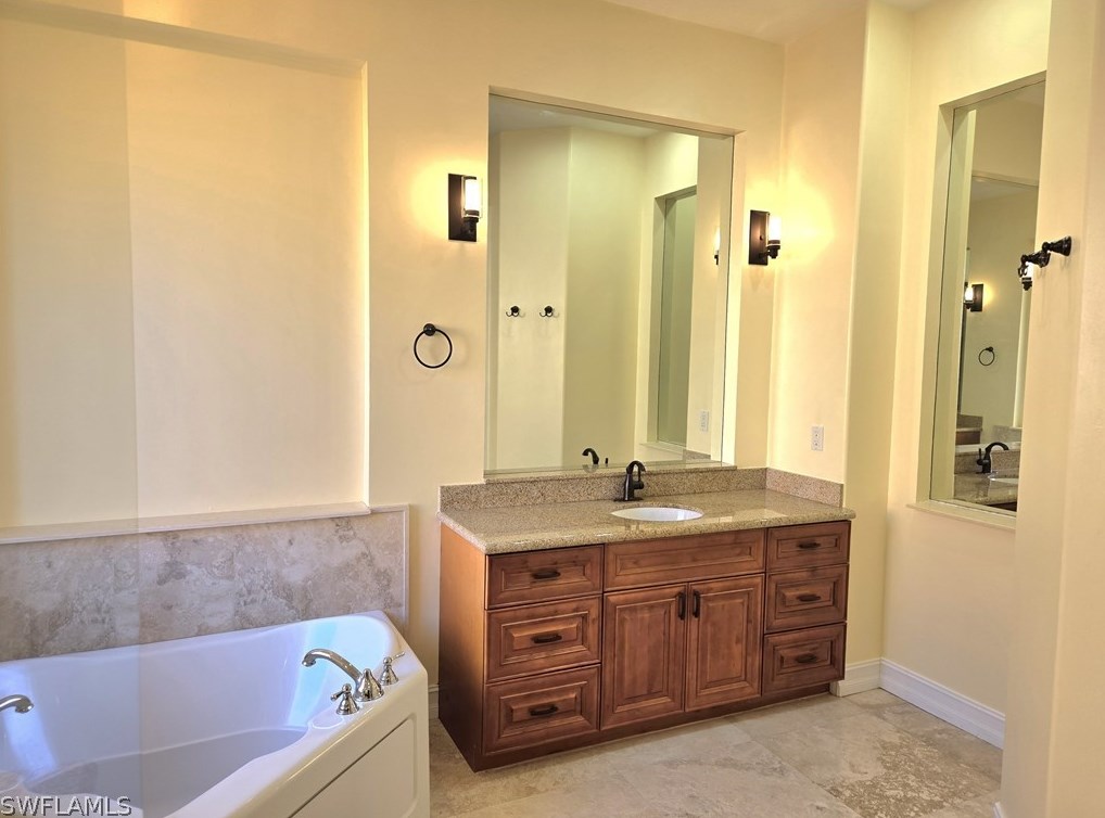 1430 Serrano Cir, Naples FL 34105-4952 exterior