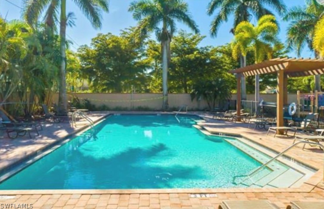 1430 Serrano Cir, Naples FL 34105-4952 exterior