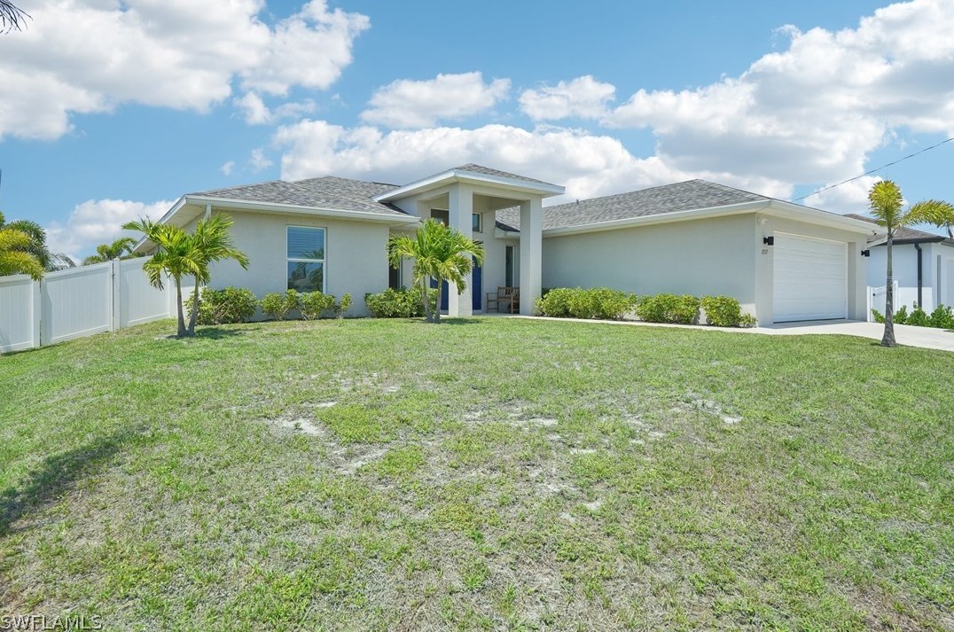 2517 1st St, Cape Coral, FL 33991-1255