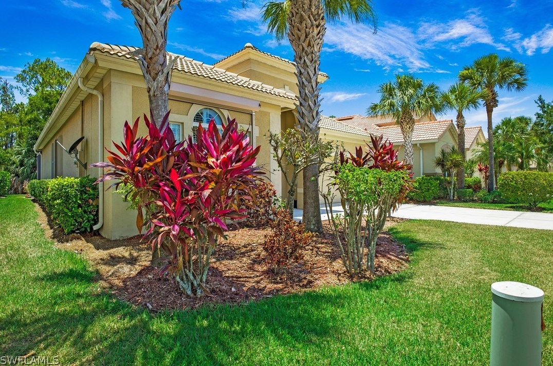 8202 Valiant Dr, Naples, FL 34104-6672